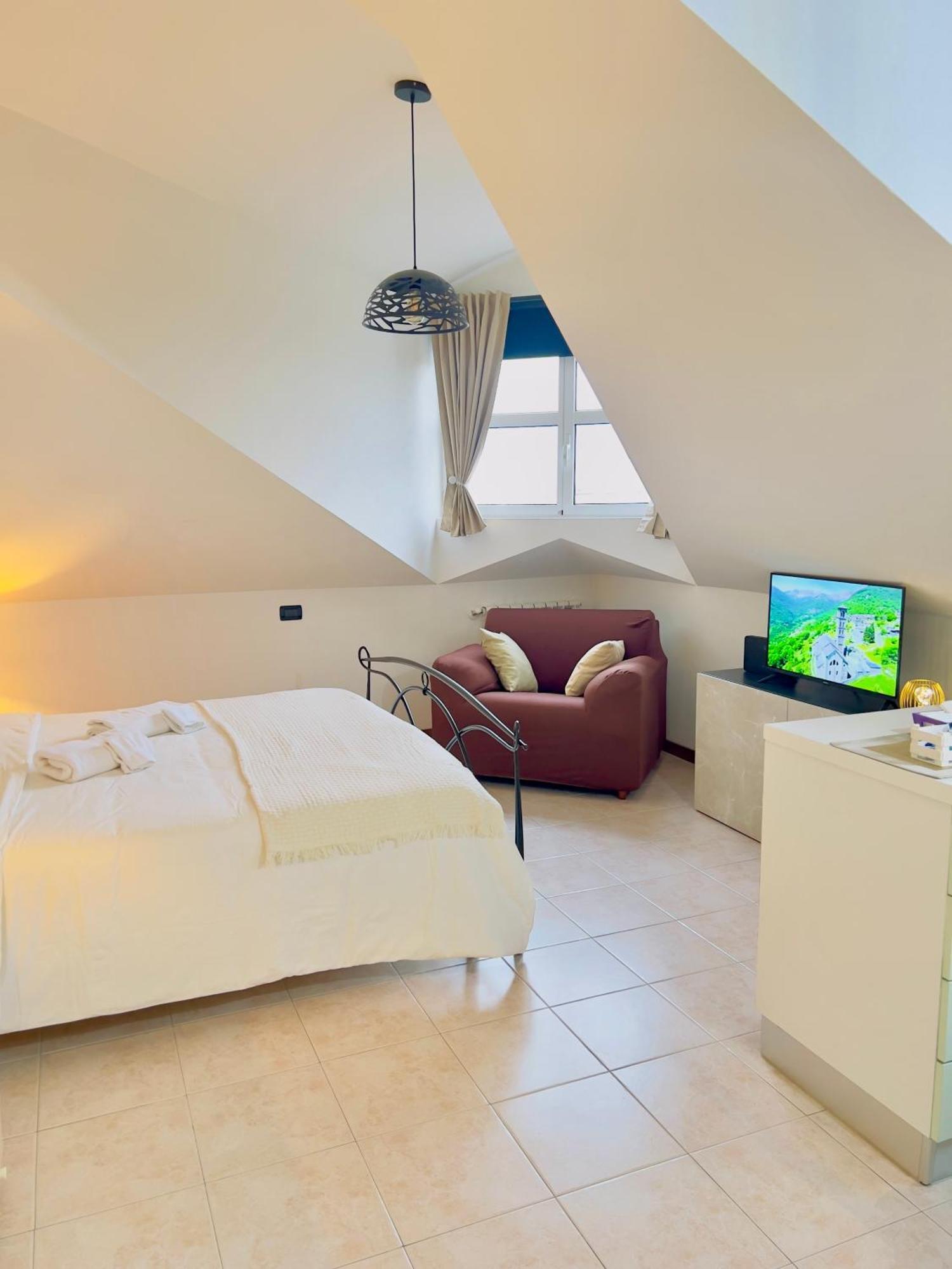 Apartment Attic - Intero